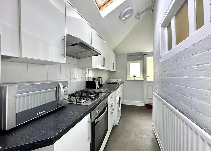 Coastal Comfort Duplex: Spacious 4-Bedroom Near Beach