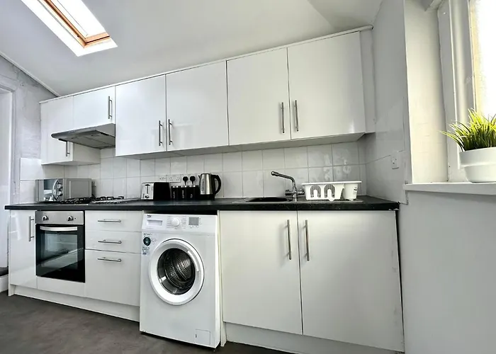 Coastal Comfort Duplex: Spacious 4-Bedroom Near Beach